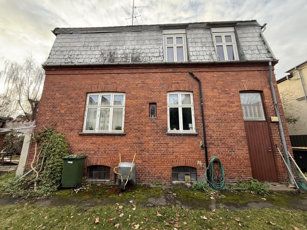 Eternittag med skifergrå plader på villa i røde mursten