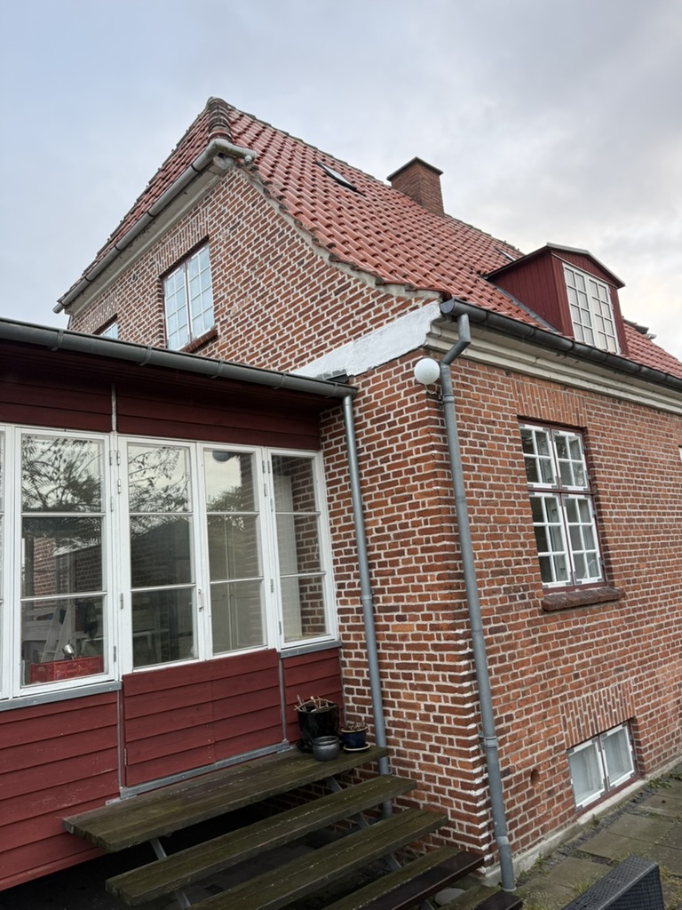 Rødt tegltag med kviste på klassisk dansk villa i røde mursten